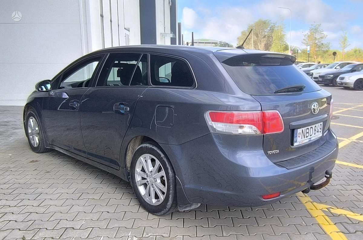 Toyota Avensis 2011 — вигляд ззаду