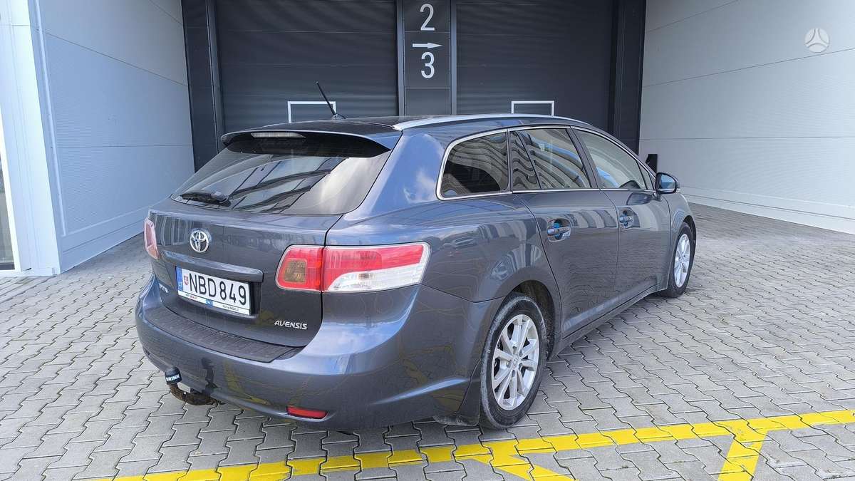 Toyota Avensis 2011 — салон