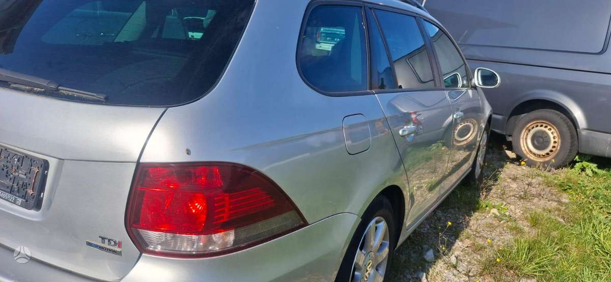 Volkswagen Golf 2011 — салон