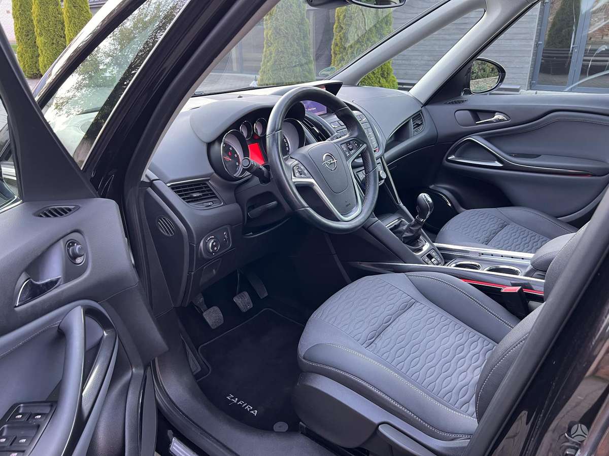 Opel Zafira 2012 — photo 27
