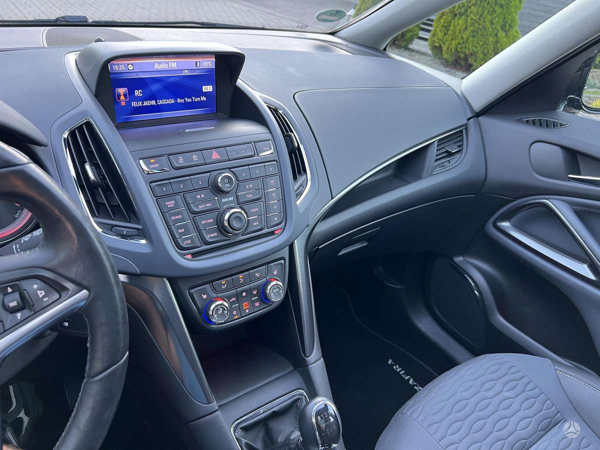 Opel Zafira 2012 — photo 54