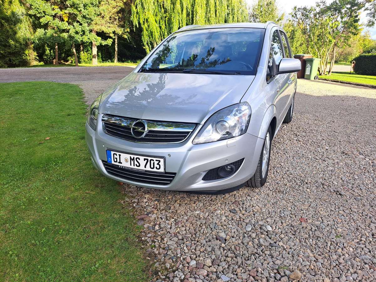 Opel Zafira 2012 — вигляд ззаду