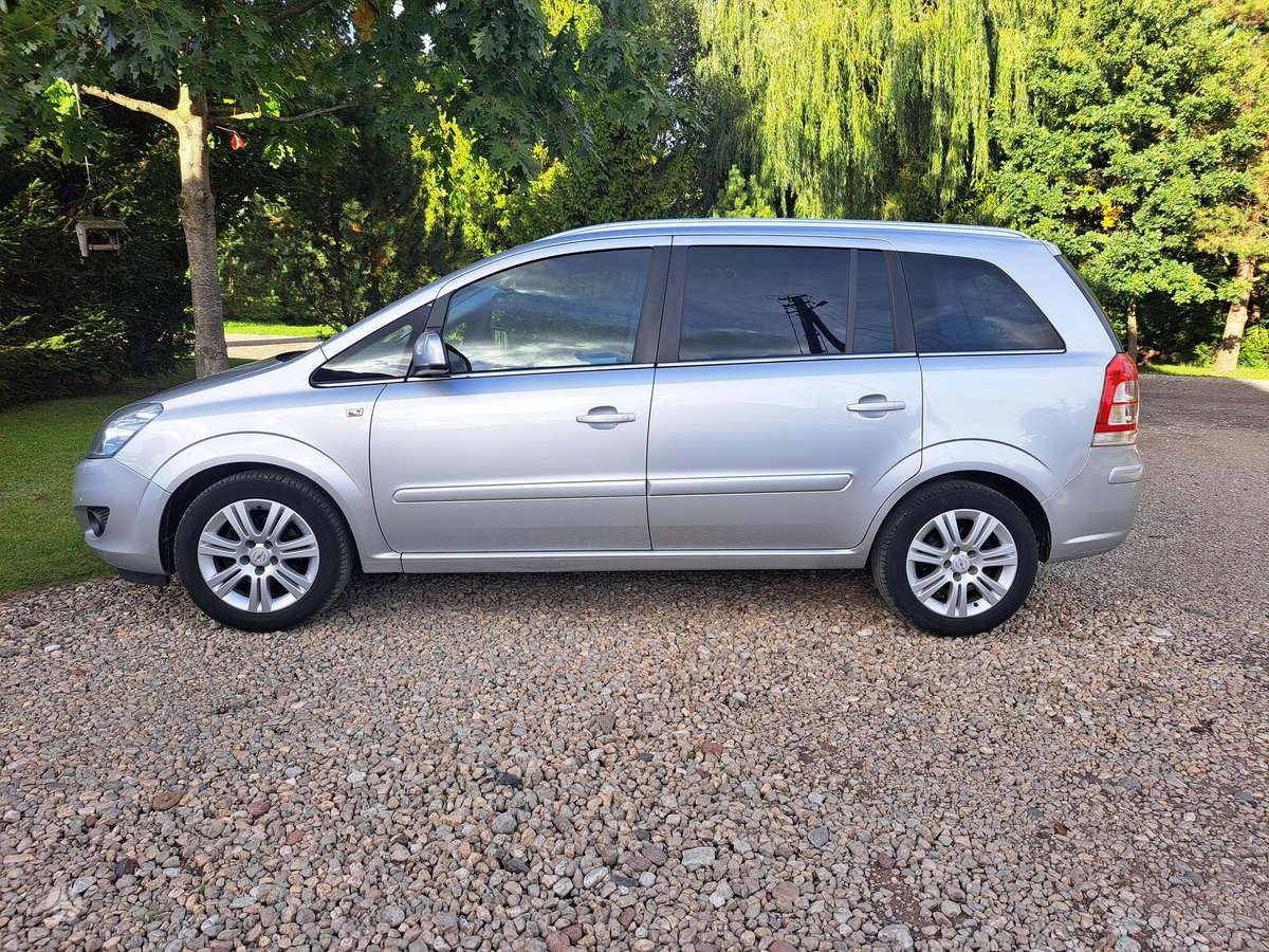 Opel Zafira 2012 — салон