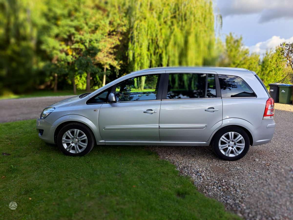 Opel Zafira 2012 — двигун 1800 cm³, 140 HP (103kW)
