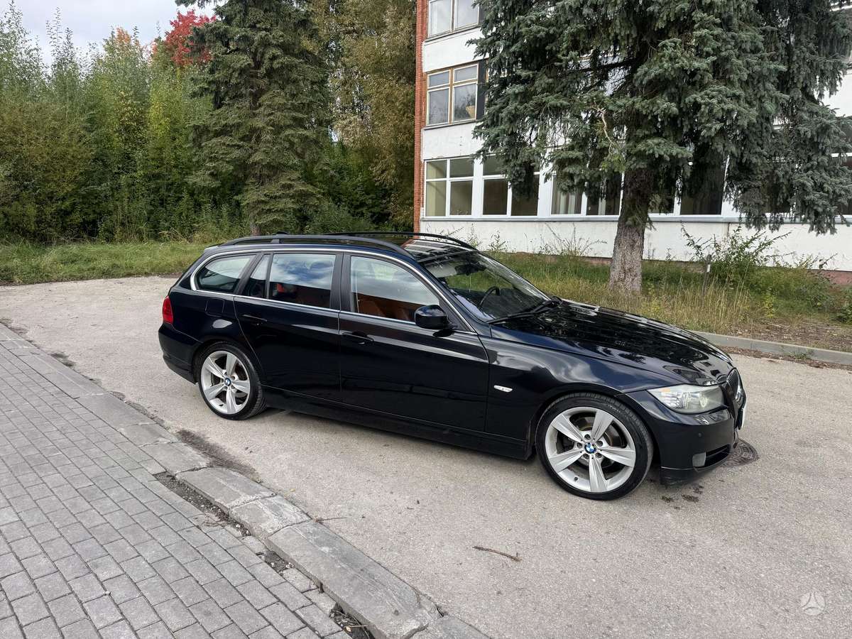 BMW 320 2010 — салон