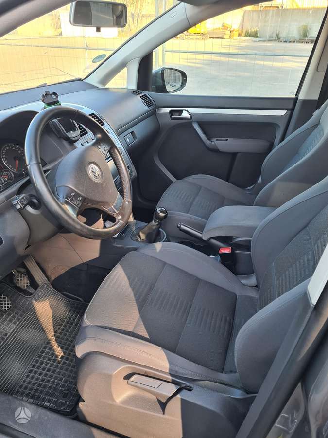 Volkswagen Touran 2010 — interior