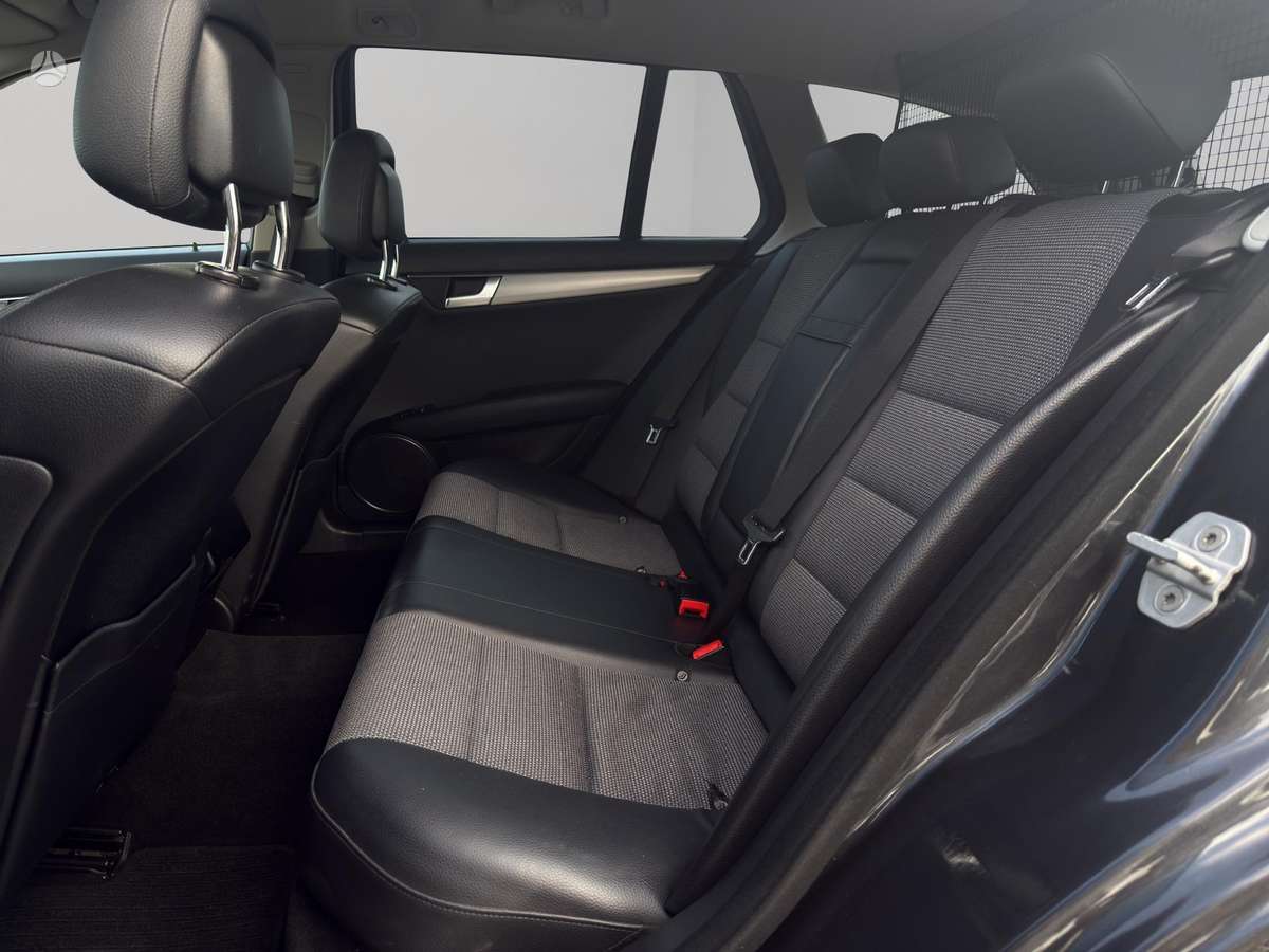 Mercedes-Benz C180 2011 — photo 11