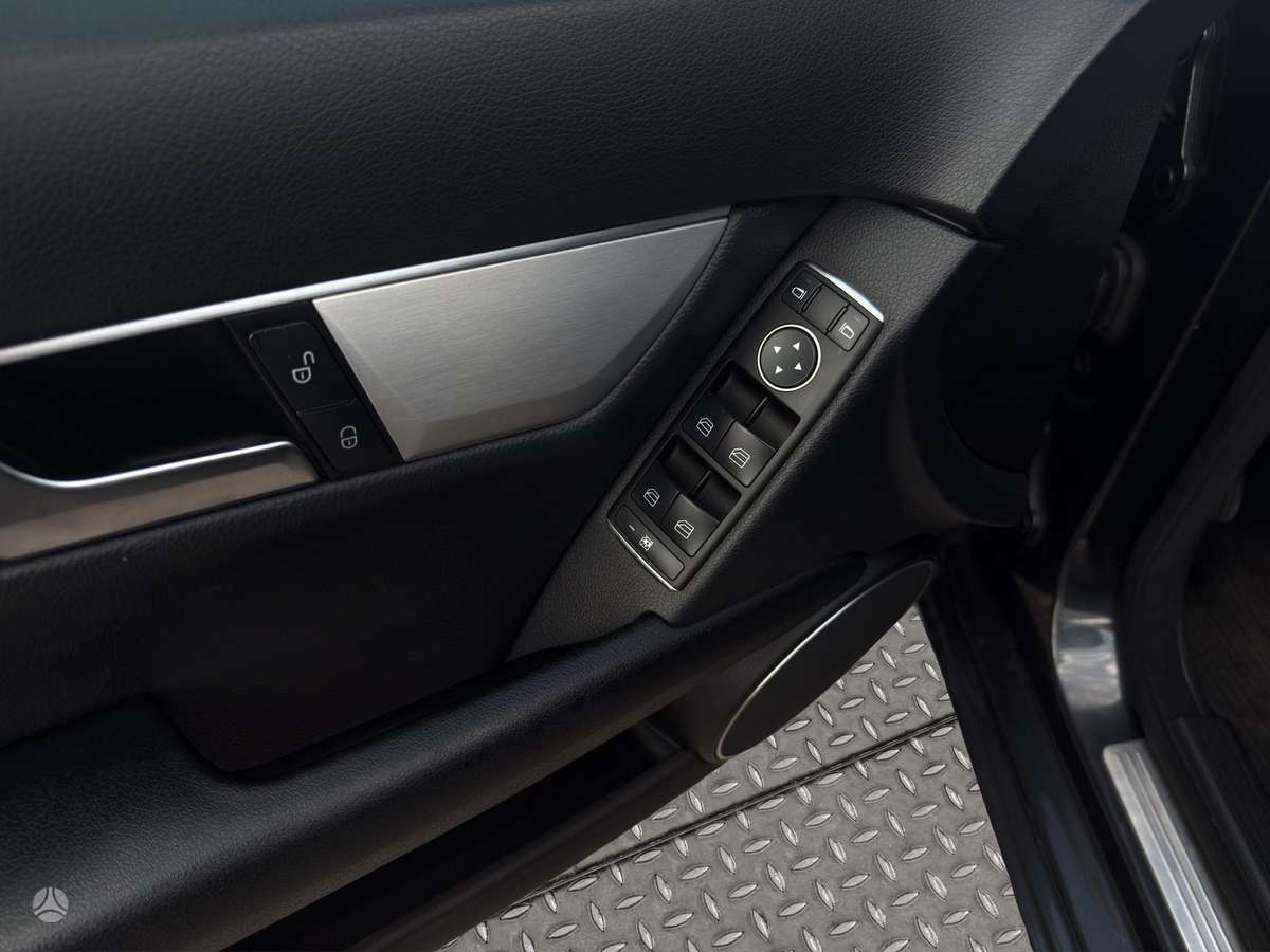 Mercedes-Benz C180 2011 — photo 13