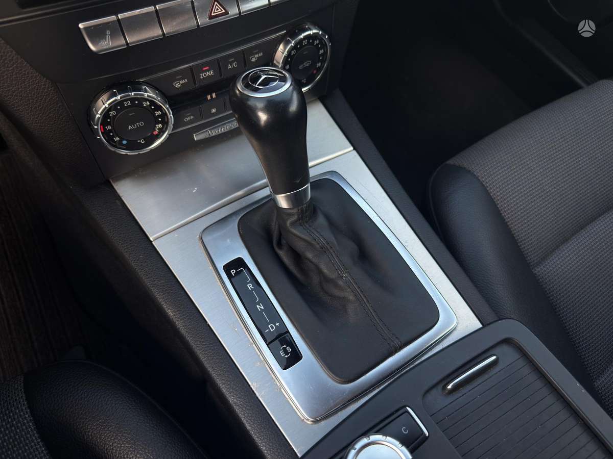 Mercedes-Benz C180 2011 — photo 15