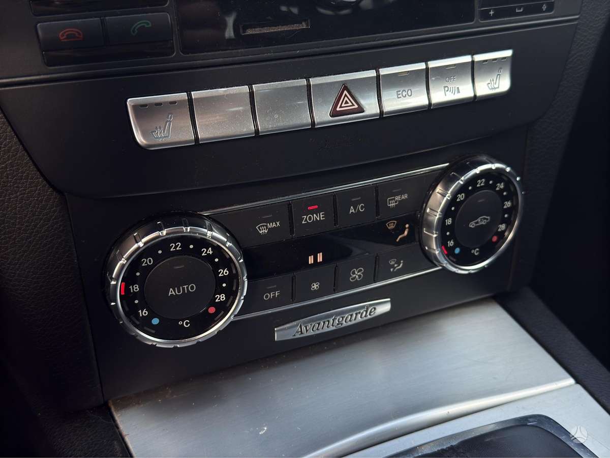 Mercedes-Benz C180 2011 — photo 16