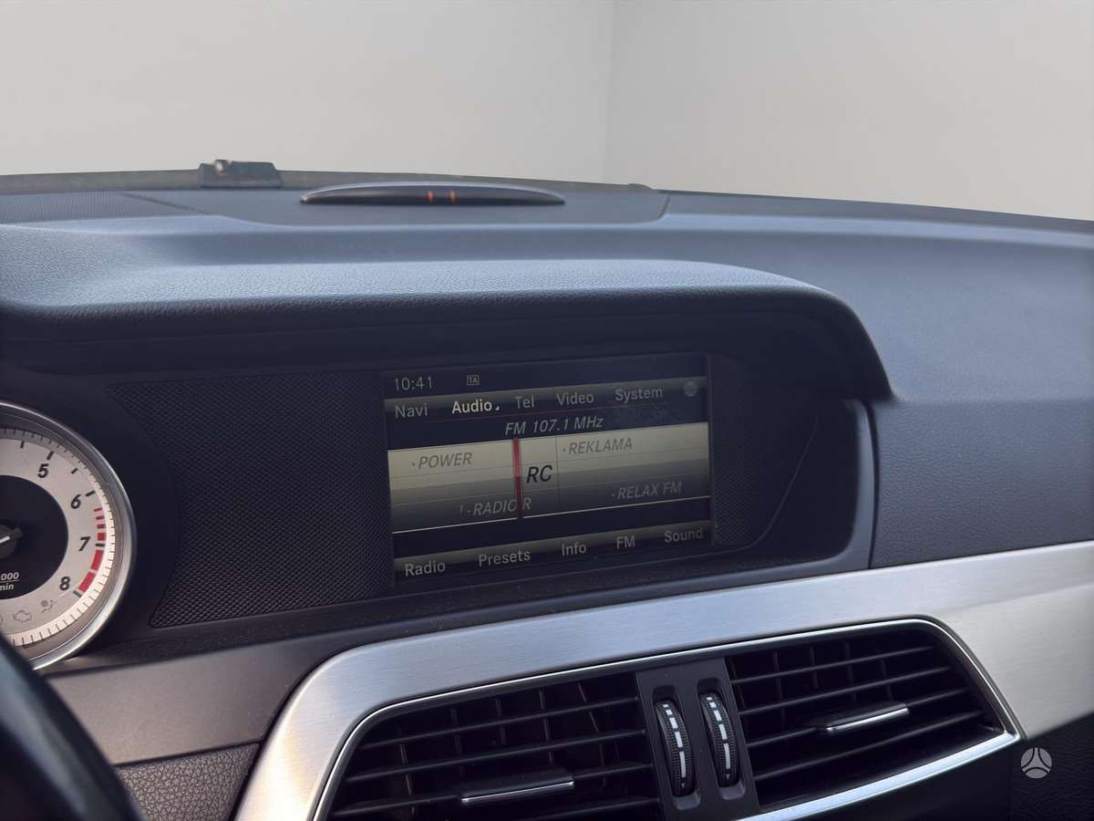 Mercedes-Benz C180 2011 — photo 17
