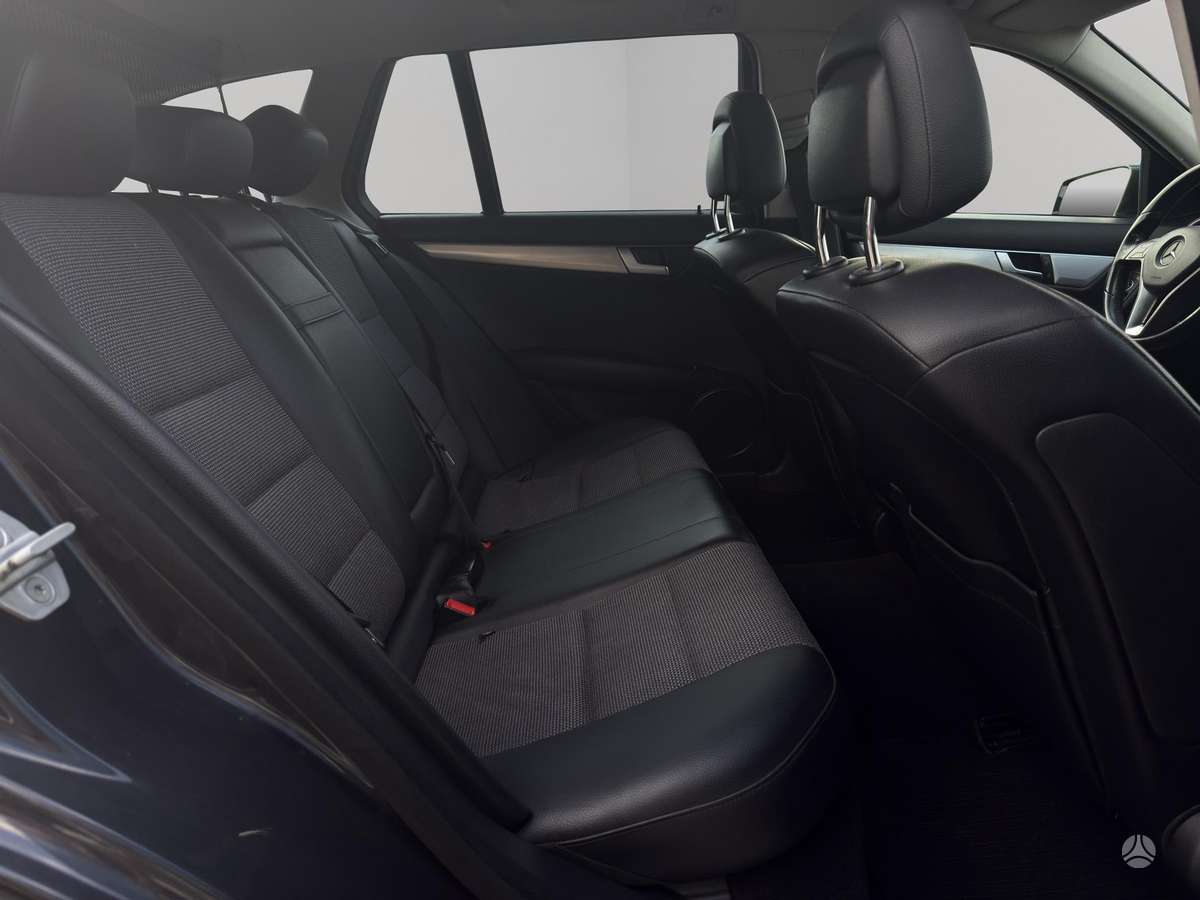 Mercedes-Benz C180 2011 — photo 9