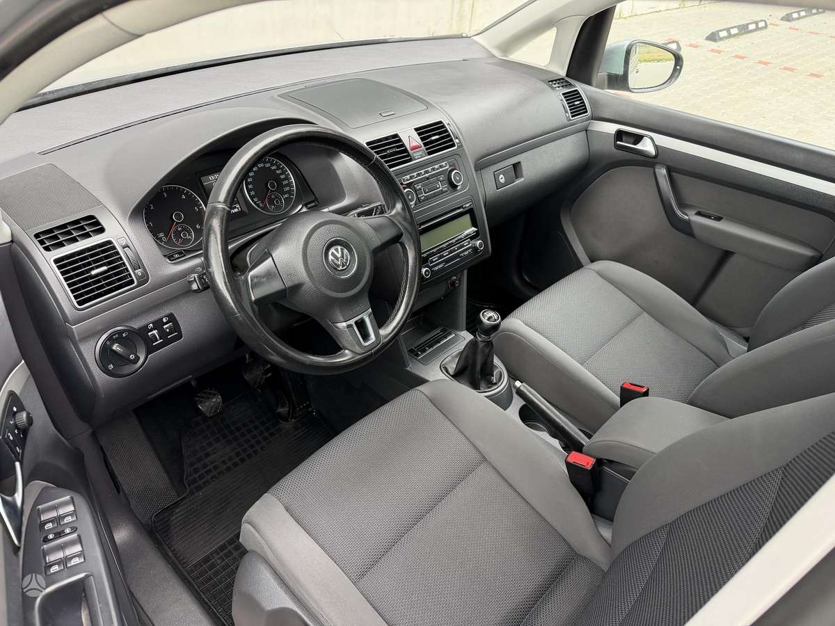 Volkswagen Touran 2011 — photo 17