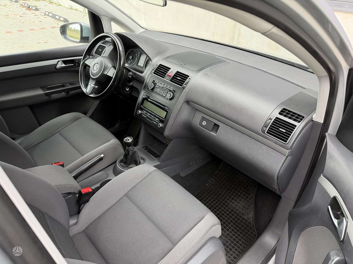Volkswagen Touran 2011 — photo 18