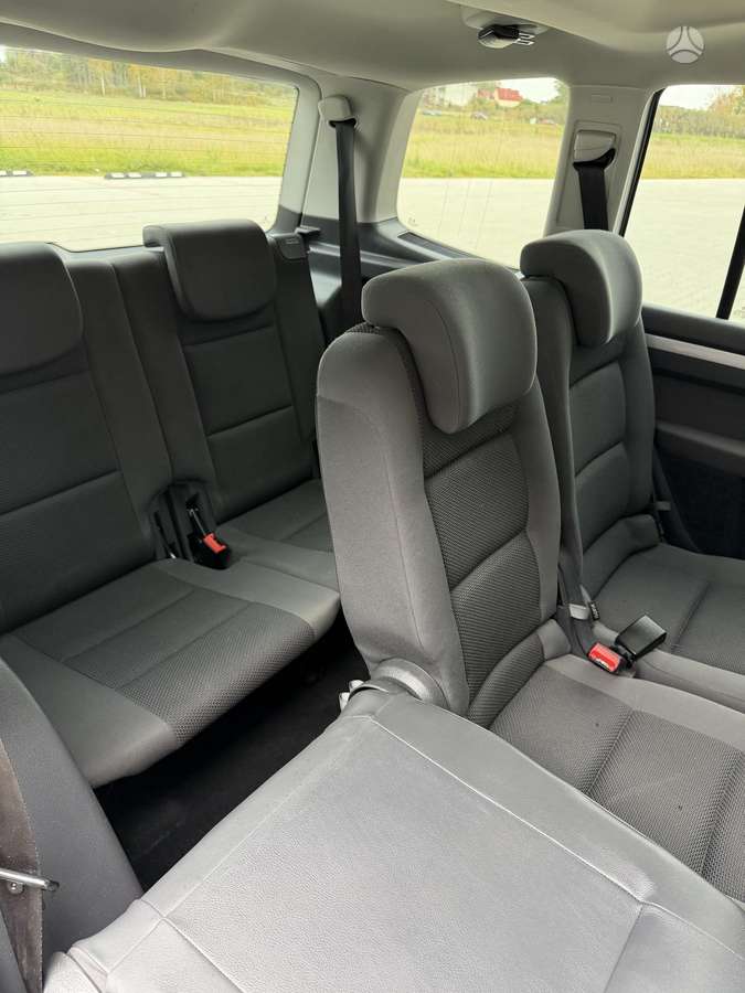 Volkswagen Touran 2011 — photo 21