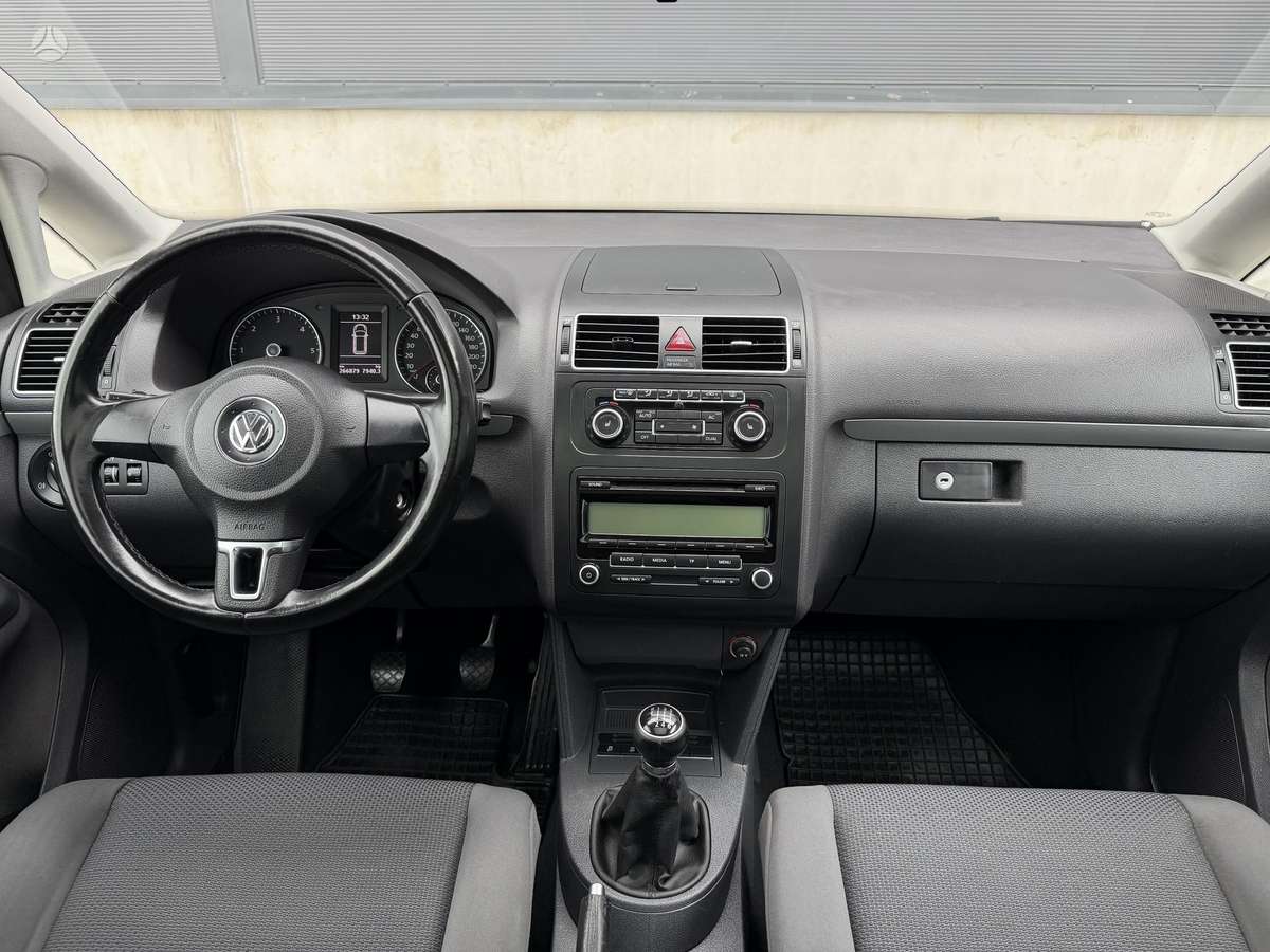 Volkswagen Touran 2011 — photo 22