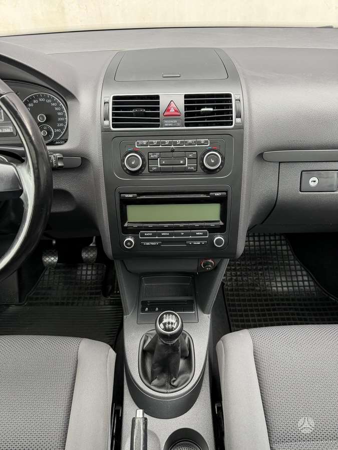 Volkswagen Touran 2011 — photo 24