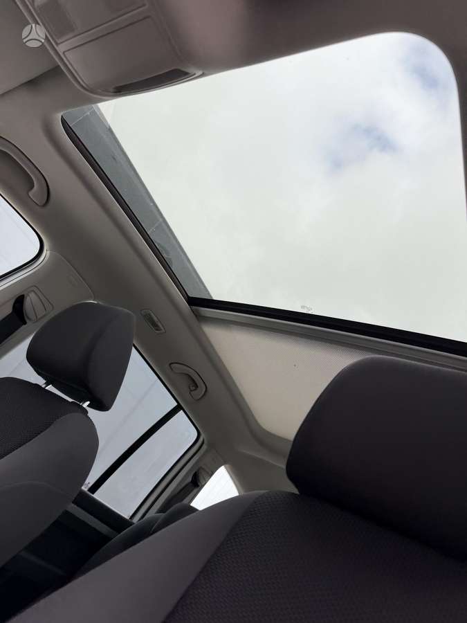 Volkswagen Touran 2011 — photo 27