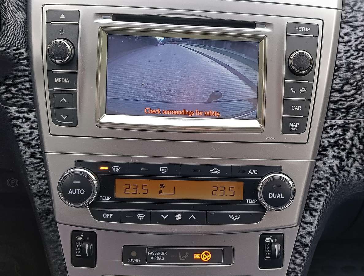 Toyota Avensis 2013 — photo 11