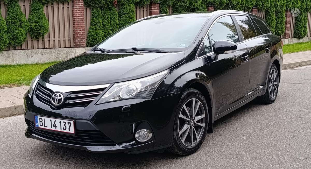 Toyota Avensis 2013 — rear view