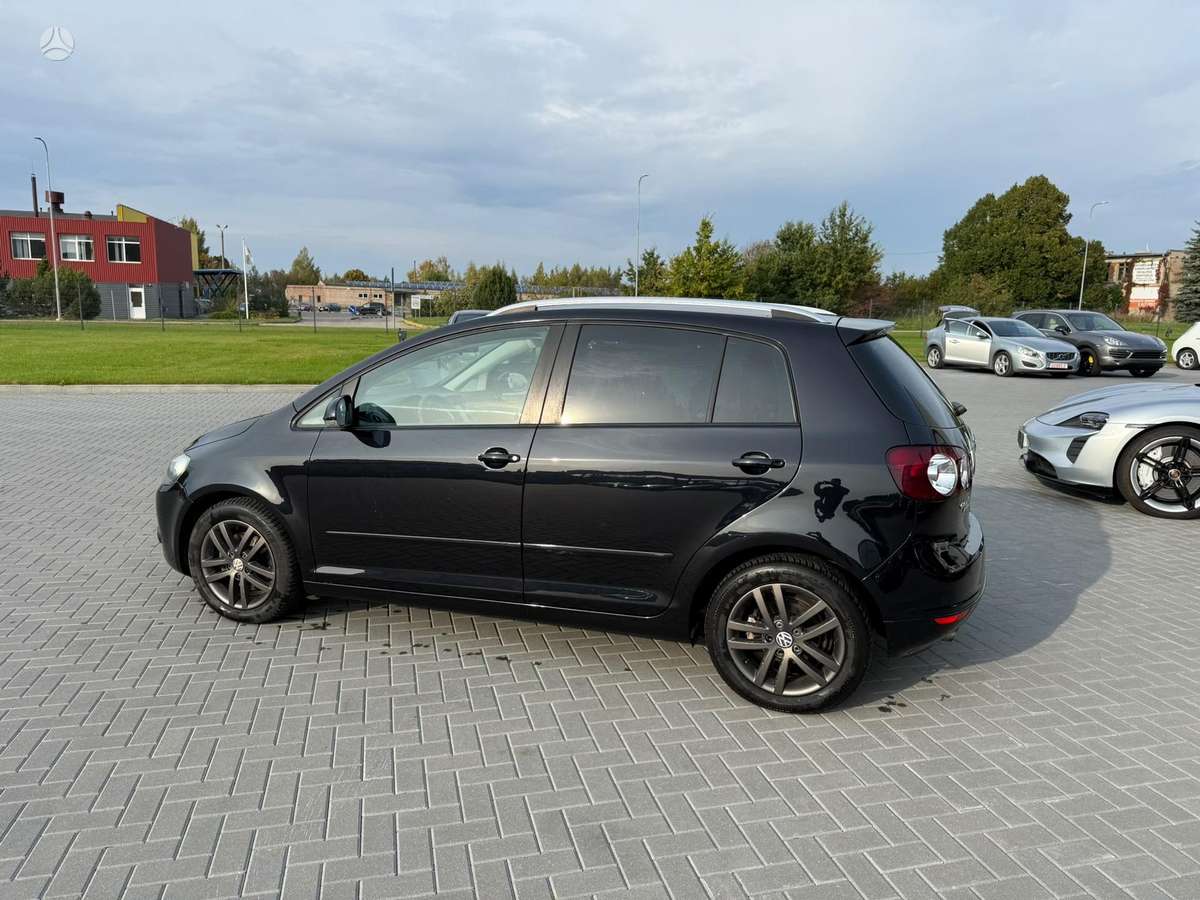 Volkswagen Golf 2010 — салон