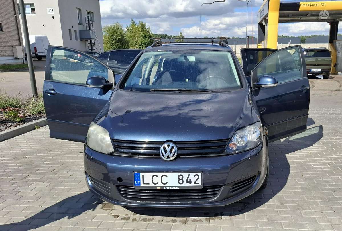 Volkswagen Golf 2010 — rear view