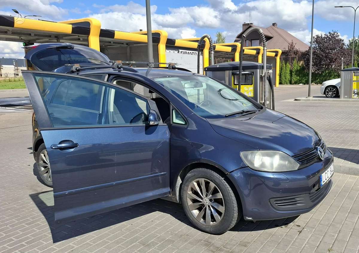 Volkswagen Golf 2010 — interior