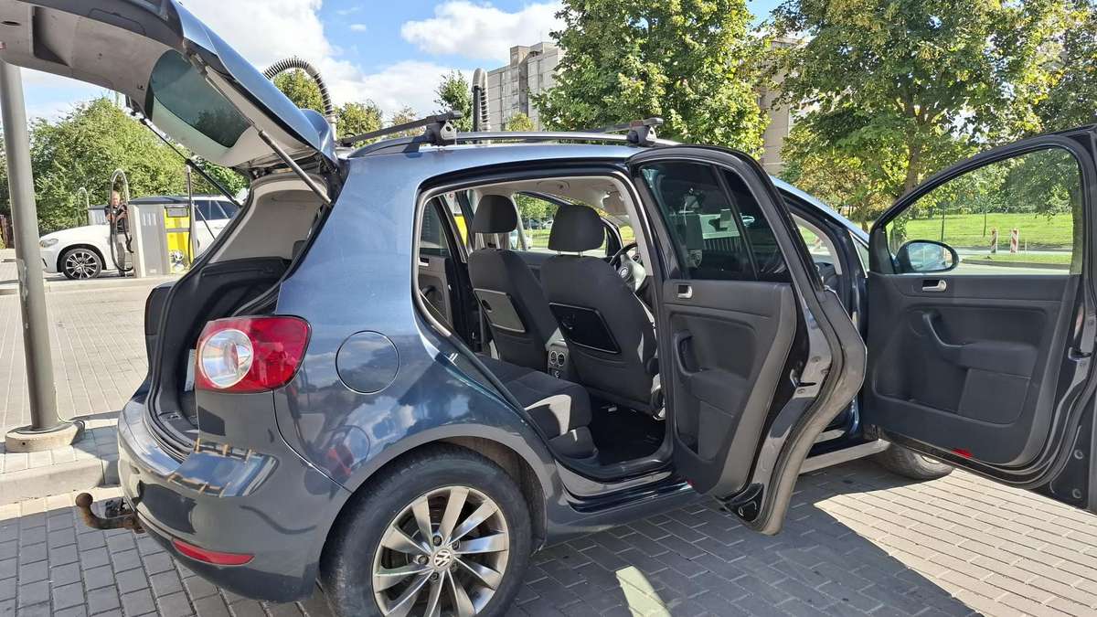 Volkswagen Golf 2010 — engine 1598 cm³, 105 HP (77kW)
