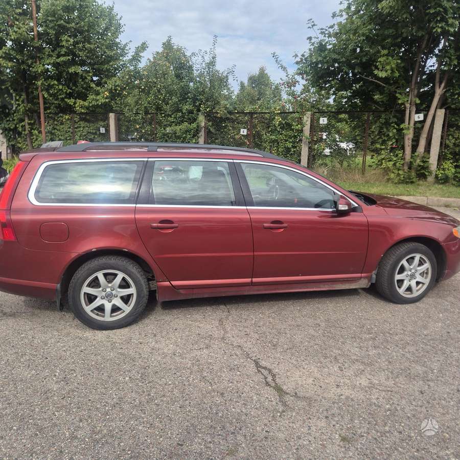 Volvo V70 2011 — interior