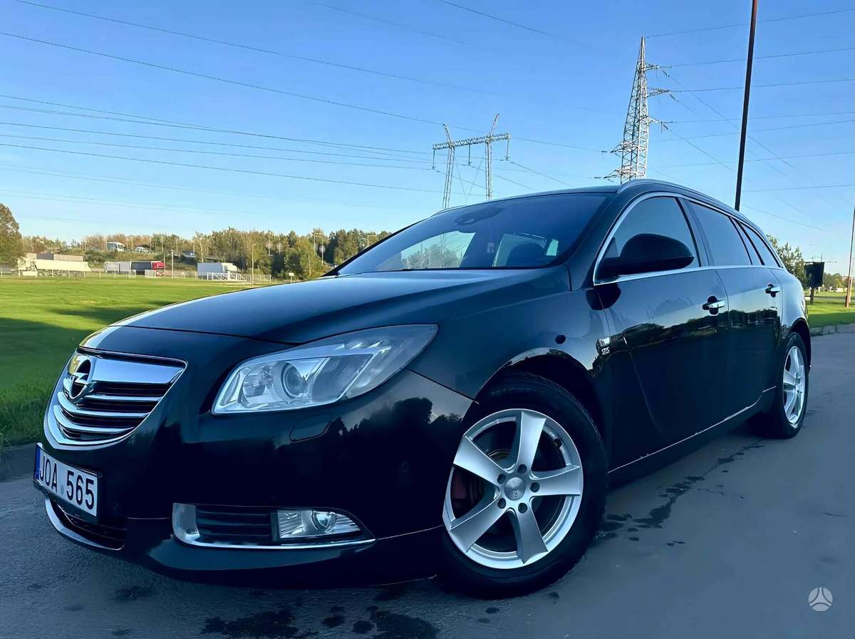 Opel Insignia 2013 — вигляд ззаду