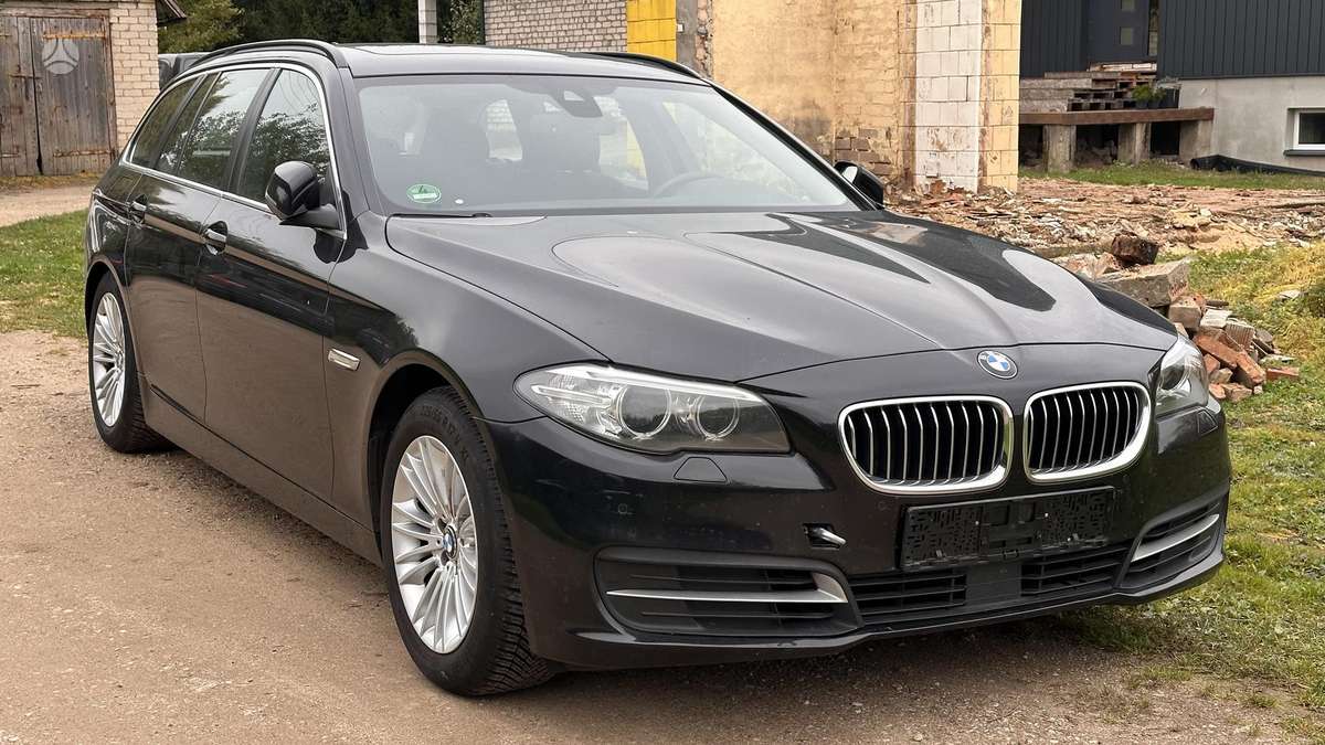 BMW 525 2015 — вигляд ззаду