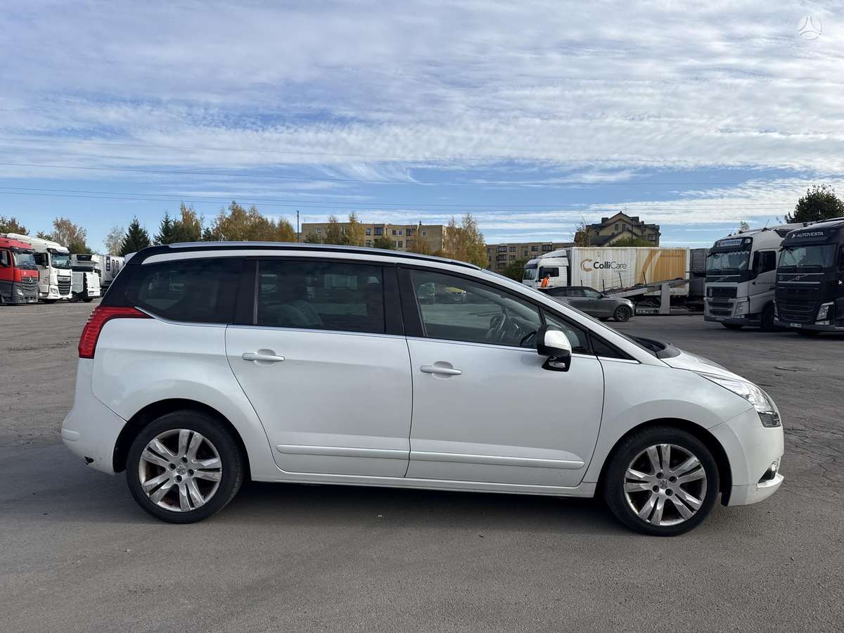 Peugeot 5008 2011 — салон