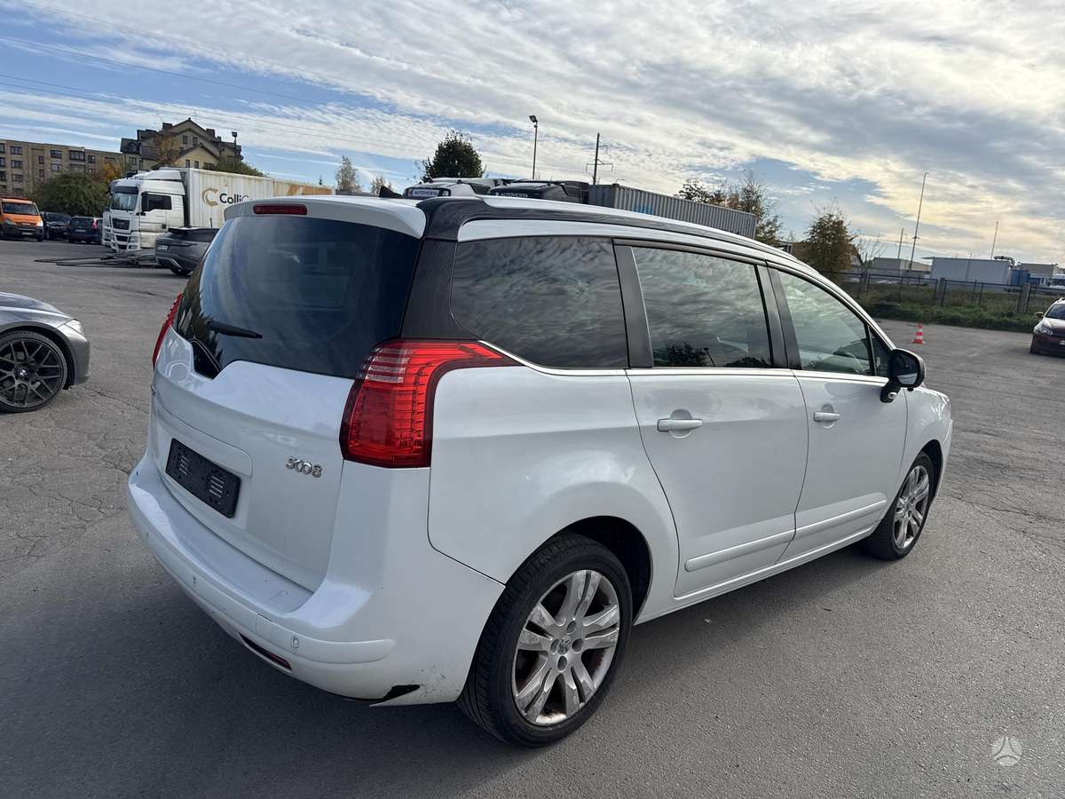 Peugeot 5008 2011 — двигун 1560 cm³, 111 HP (82kW)