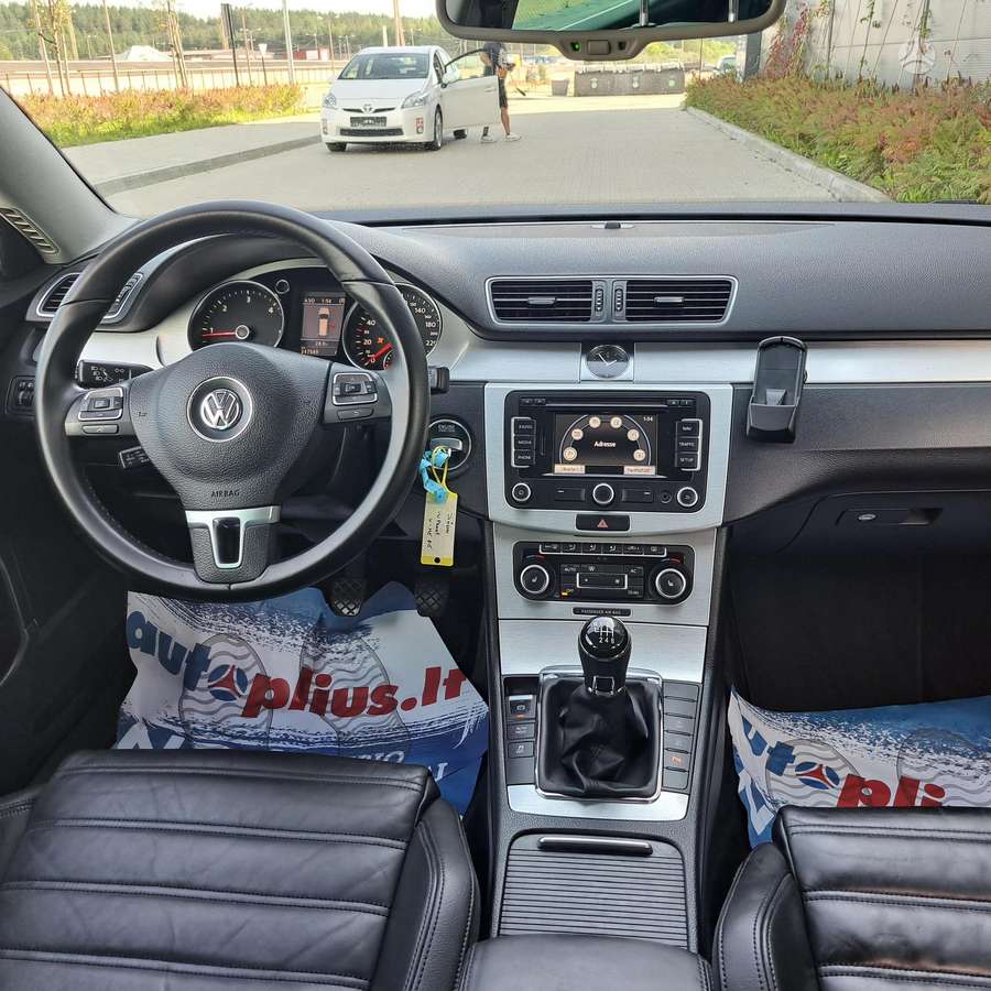 Volkswagen Passat 2011 — photo 18