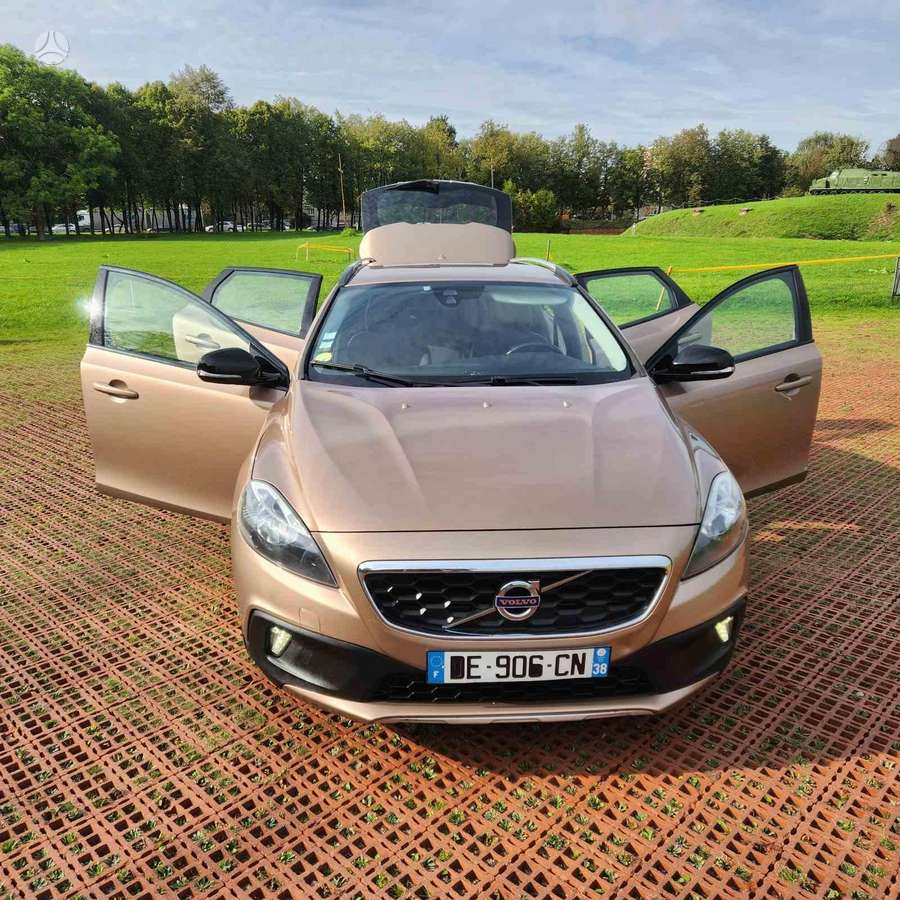 Volvo V40 2014 — rear view