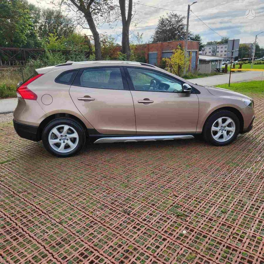 Volvo V40 2014 — interior