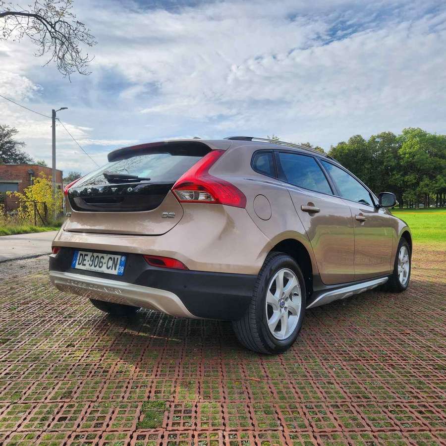Volvo V40 2014 — engine 1600 cm³