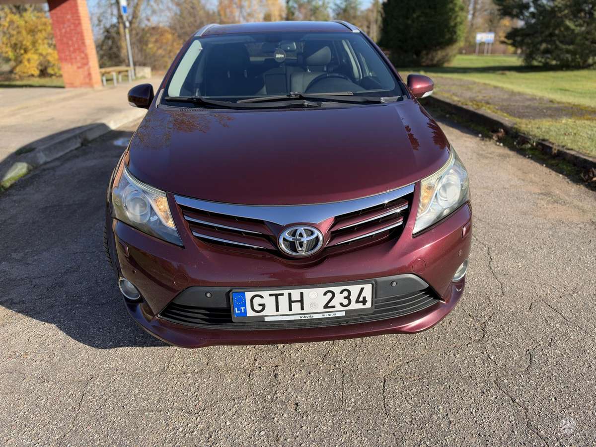 Toyota Avensis 2013 — вигляд ззаду