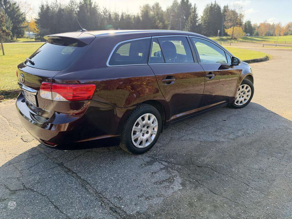 Toyota Avensis 2013 — салон