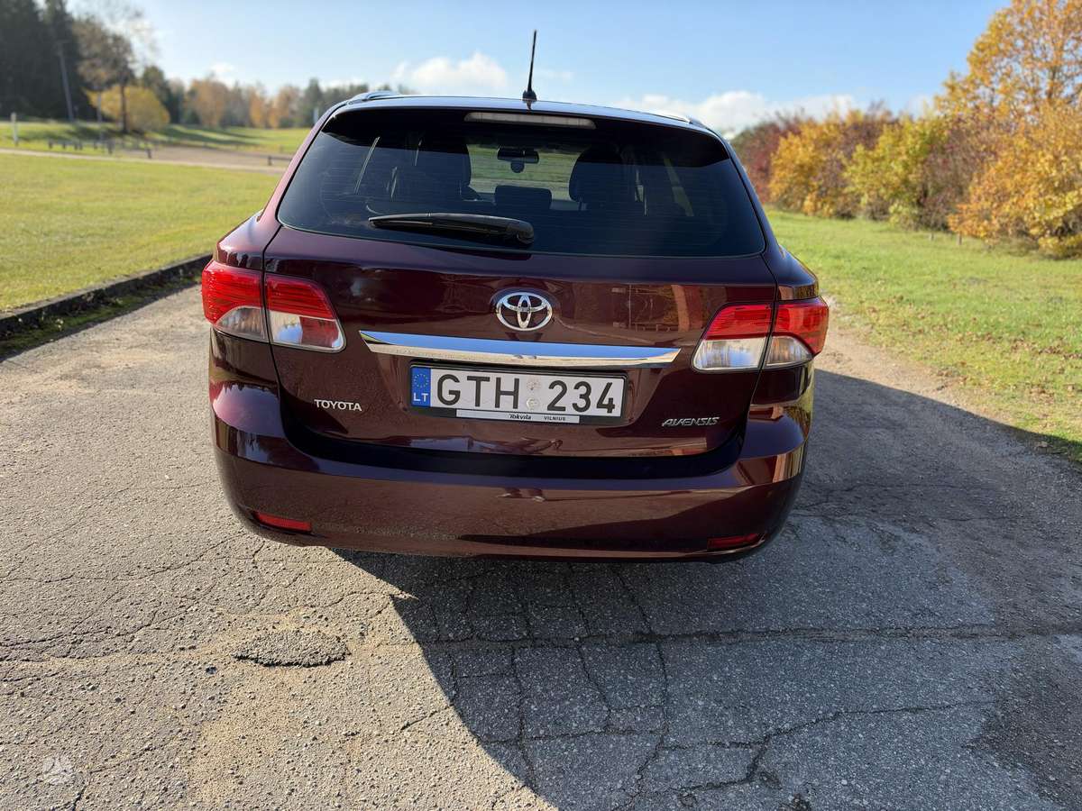 Toyota Avensis 2013 — двигун 1800 cm³