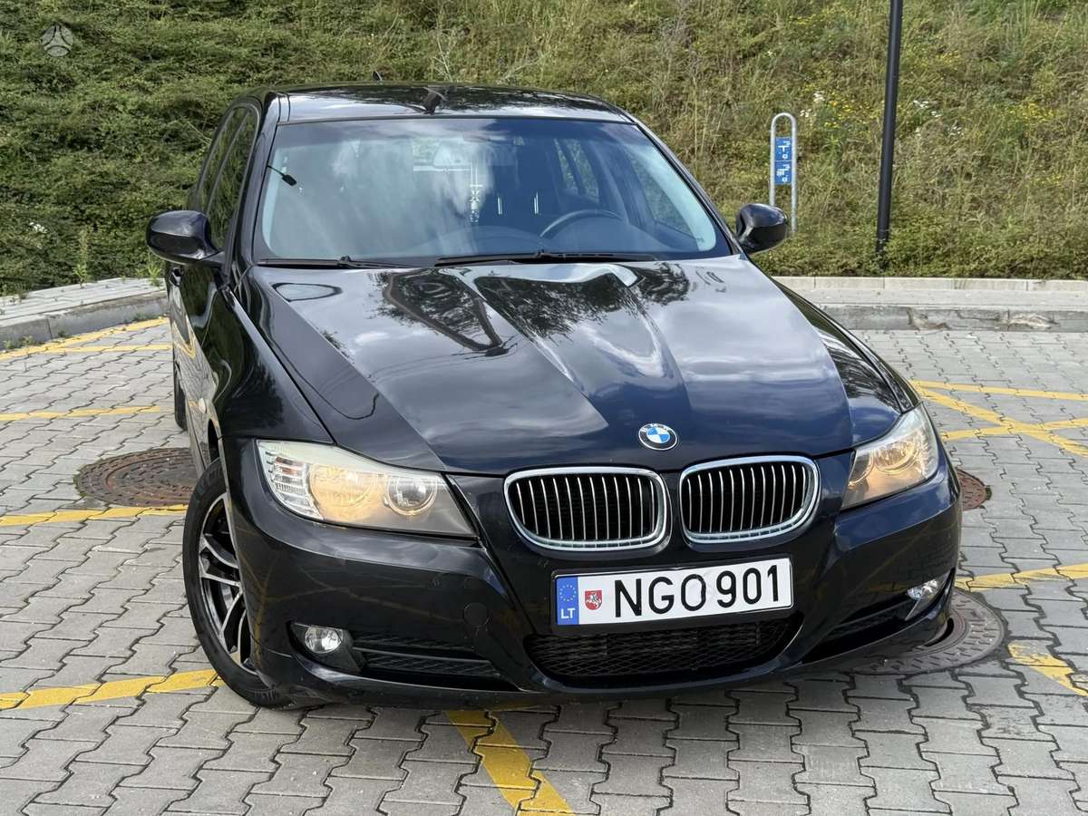 BMW 320 2009 — вигляд ззаду