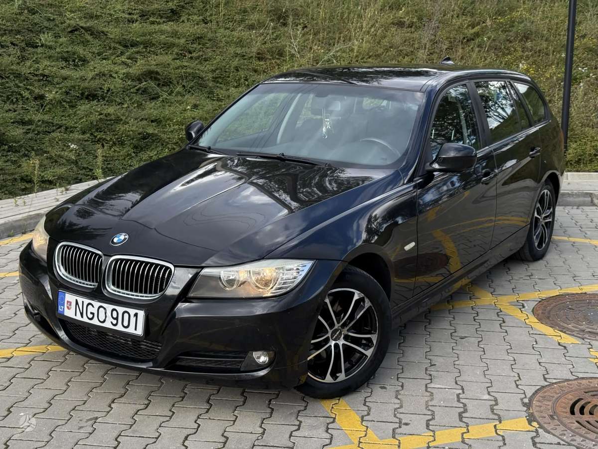BMW 320 2009 — салон