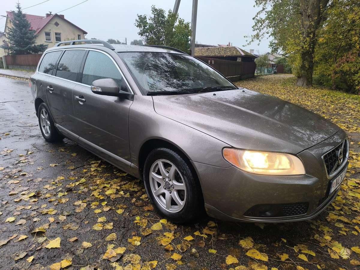 Volvo V70 2010 — вигляд ззаду