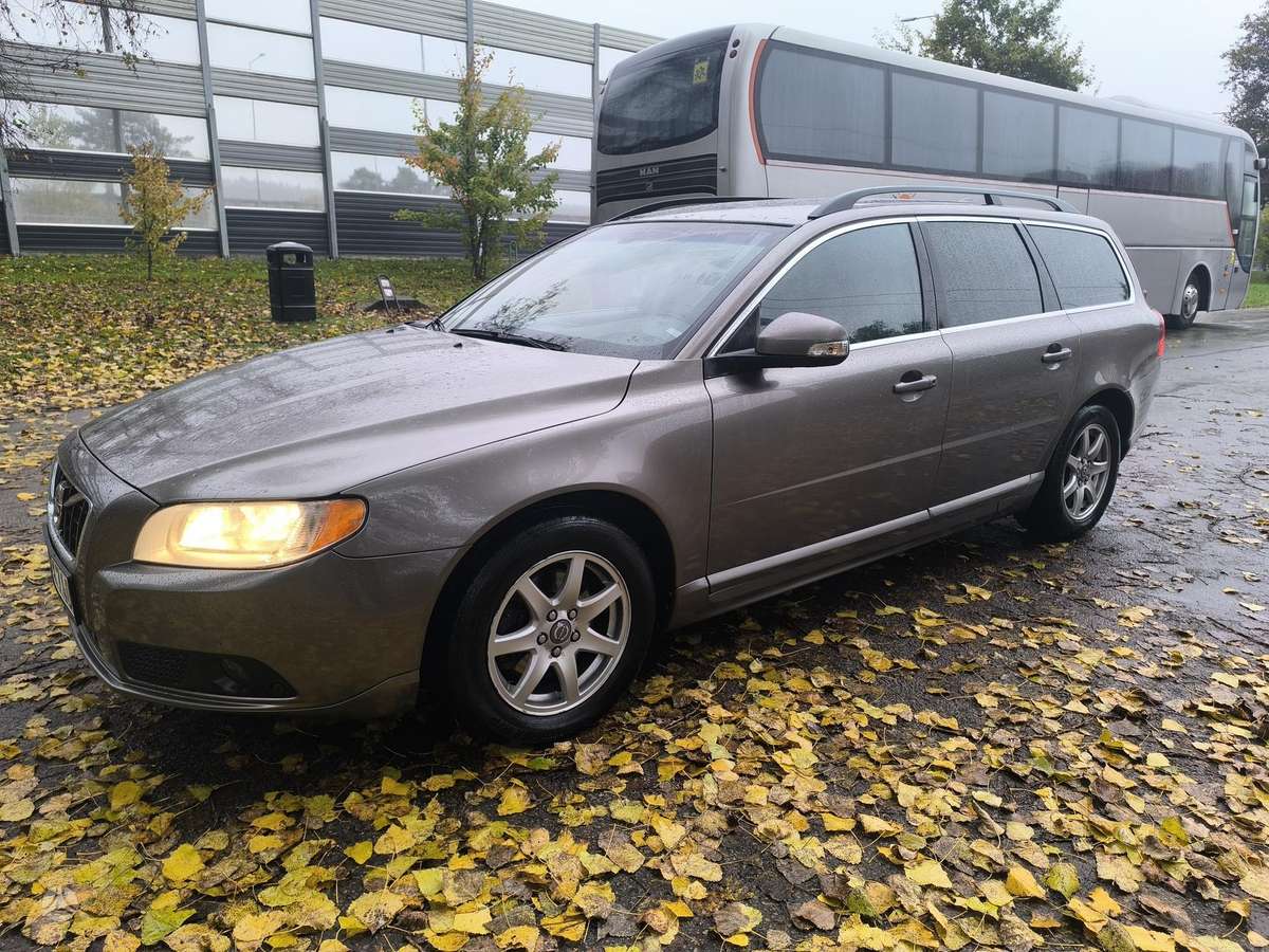 Volvo V70 2010 — салон
