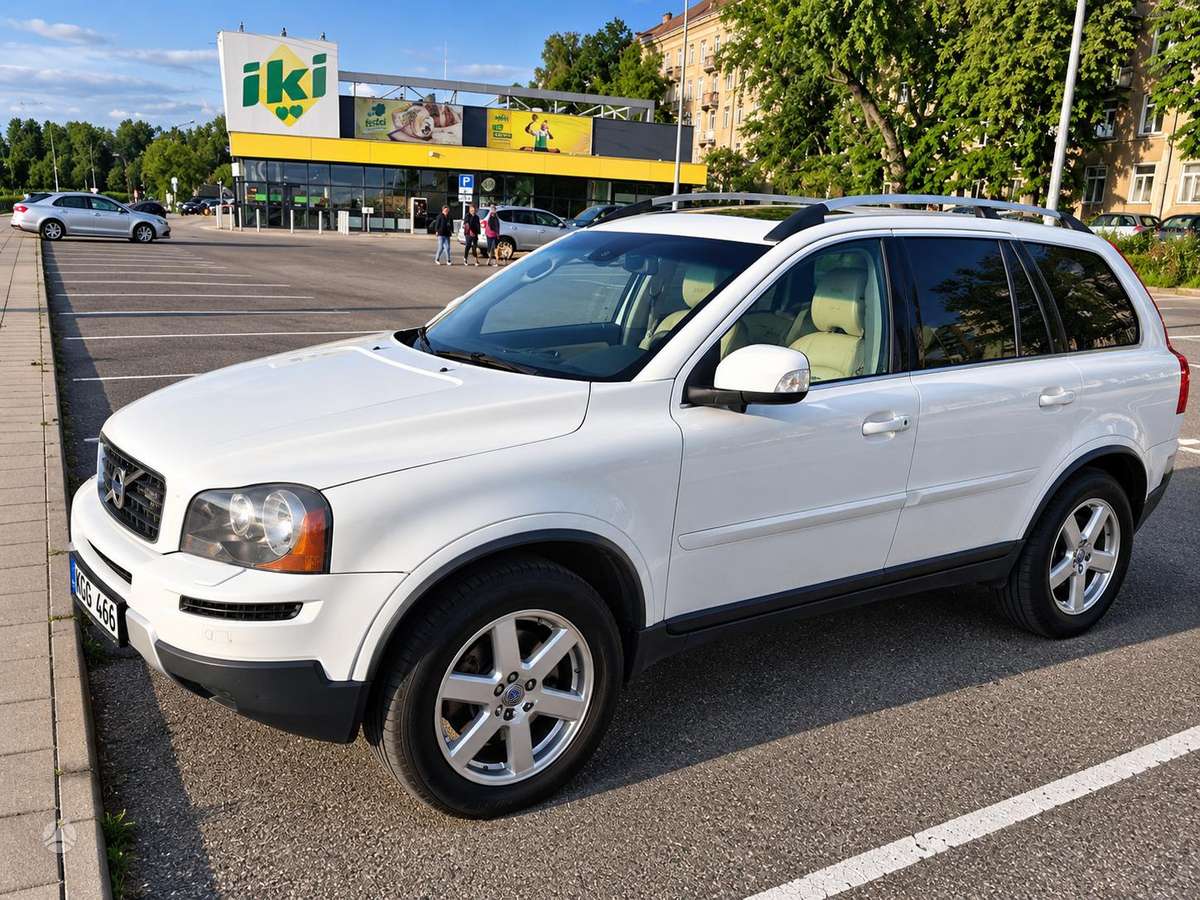 Volvo XC90 2011 — rear view