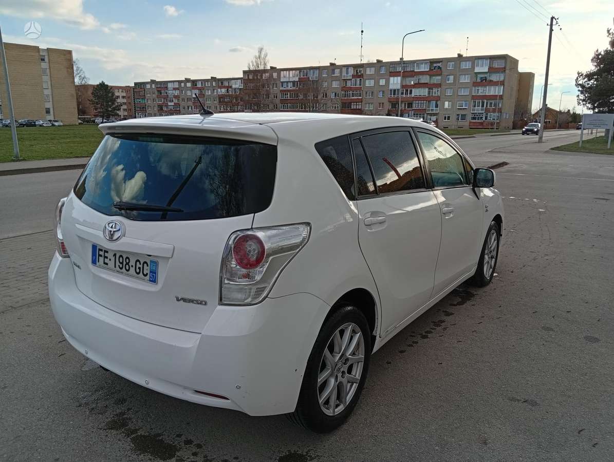 Toyota Verso 2011 — rear view