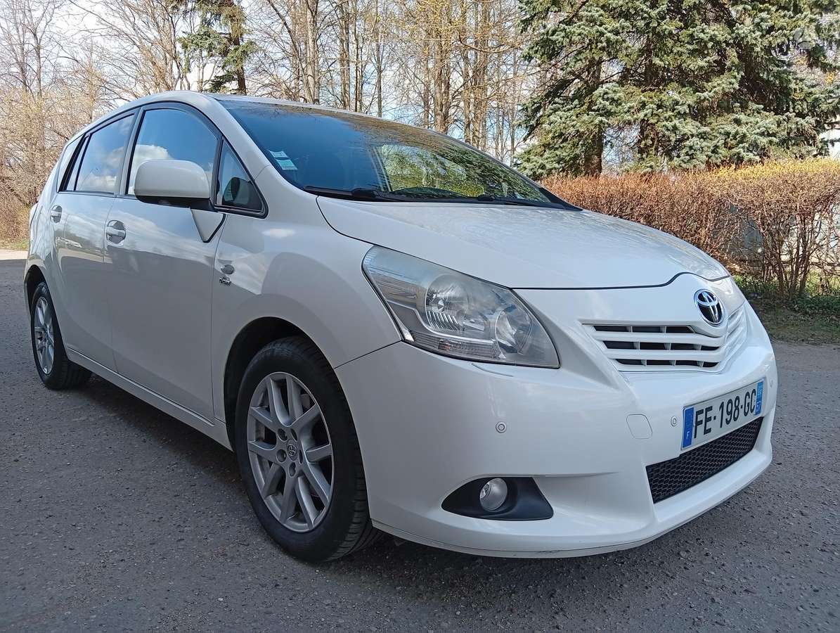 Toyota Verso 2011 — interior