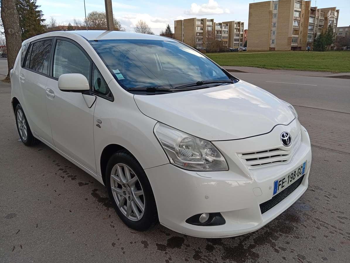 Toyota Verso 2011 — engine 2231 cm³, 177 HP (130kW)