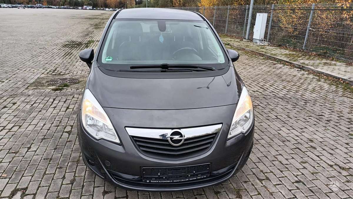 Opel Meriva 2012 — вигляд ззаду