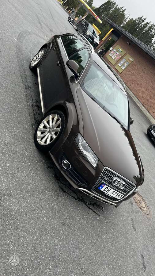 Audi A4 2009 — салон